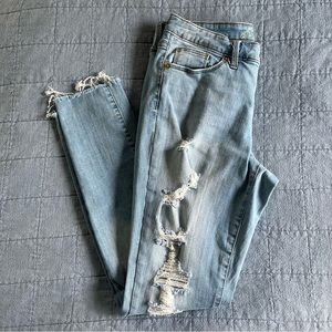 Distressed jeans with raw hem
